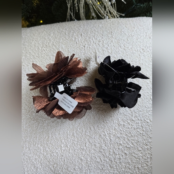 Anthropologie, Set of 2 Floral Hair Claw Clips, Brown/Black - Picture 3 of 7